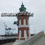 Der Pingelturm in Bremerhaven (Im Hintergrund sind auch die Schornsteine der Deutschland und der Artania zu erkennen)