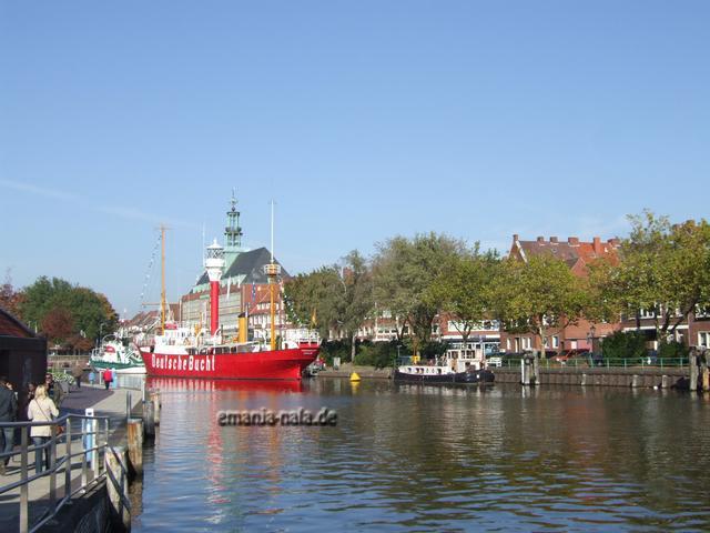 Das Feuerschiff und im Hintergrund das Rathaus