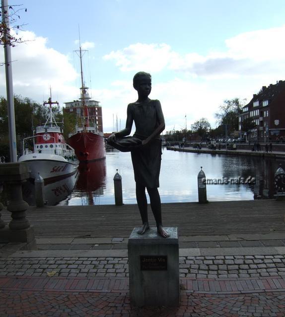 Das Emder Fischermädchen Jantje Vis und zwei der Museumsschiffe